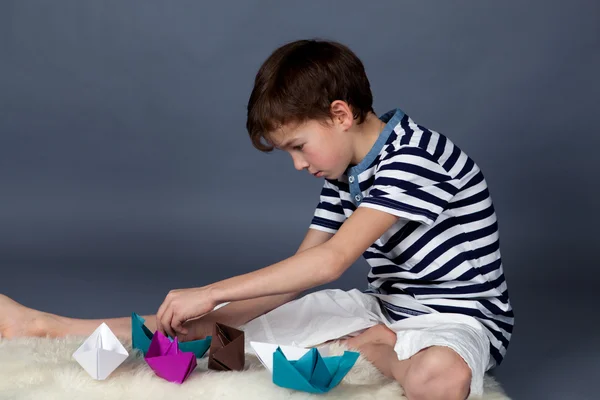 Boy playing with paper boats — Stock Photo, Image