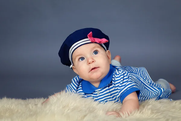 Retrato de niña linda feliz en vestido de marinero — Foto de Stock