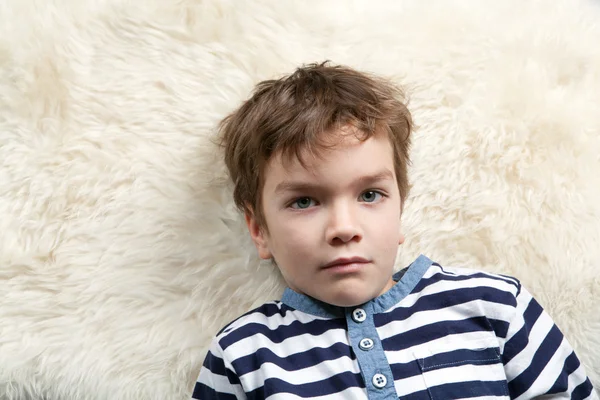 Porträtt av en seriös pojke. — Stockfoto