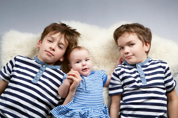 Boldog testvérek és aranyos kis húga portréja — Stock Fotó