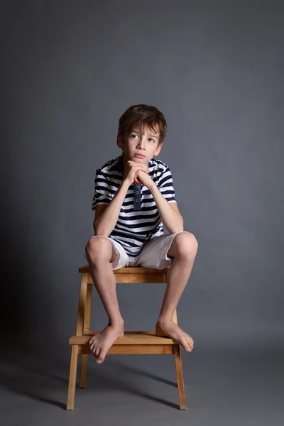 Portrait d'adolescent triste coûteux sérieux sur chaise — Photo