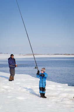 Dede ve torunu nehir boyunca balığa