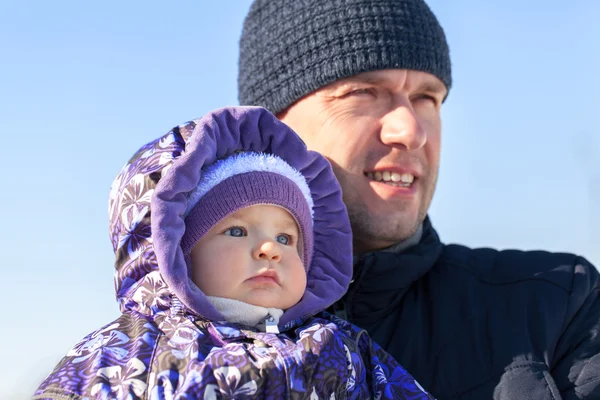 Retrato de padre e hija en ropa de invierno contra el cielo —  Fotos de Stock