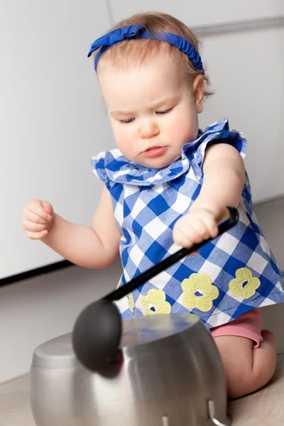 Pequeña linda chica jugando en la cocina —  Fotos de Stock