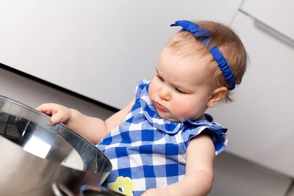 Kleines süßes Mädchen spielt in der Küche — Stockfoto