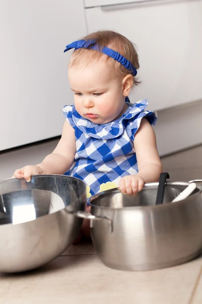 Χαριτωμένο κοριτσάκι που παίζει στην κουζίνα — Φωτογραφία Αρχείου