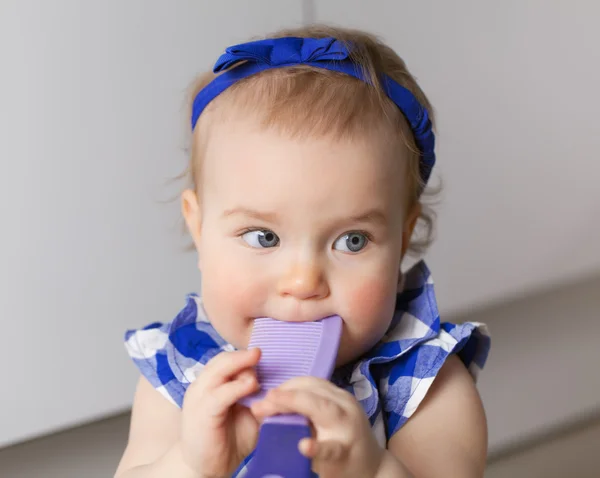 Ritratto di carina bambina con pettine — Foto Stock