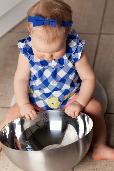 Roztomilá holčička hraje v kuchyni — Stock fotografie