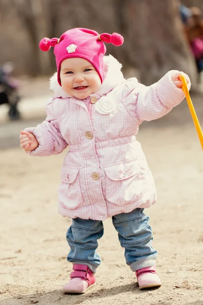 Ευτυχισμένος κορίτσι χαριτωμένο μωρό βόλτες στο πάρκο άνοιξη — Φωτογραφία Αρχείου