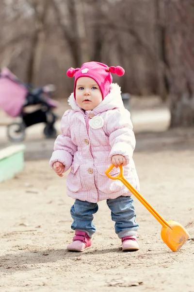 Ευτυχισμένος κορίτσι χαριτωμένο μωρό βόλτες στο πάρκο άνοιξη — Φωτογραφία Αρχείου