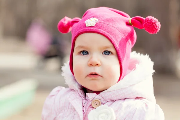 Retrato bonito feliz bebê menina no chapéu no verão parque , — Fotografia de Stock