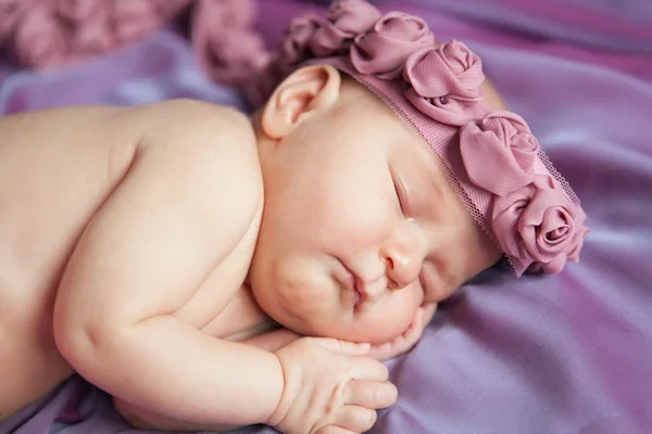 Porträt des süßen schlafenden neugeborenen Mädchens — Stockfoto
