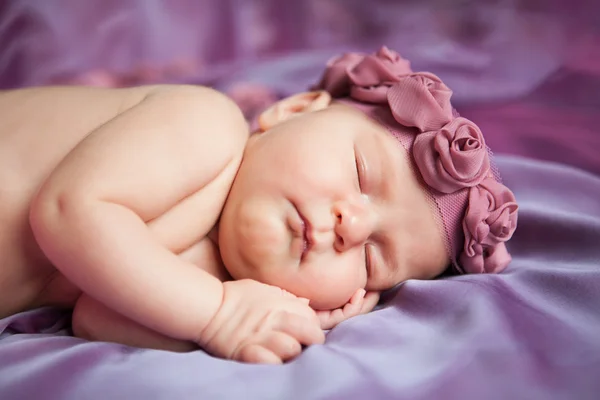 Retrato de menina recém-nascida adormecida bonito — Fotografia de Stock