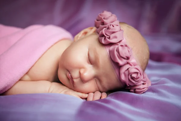 Retrato de menina recém-nascida adormecida bonito — Fotografia de Stock