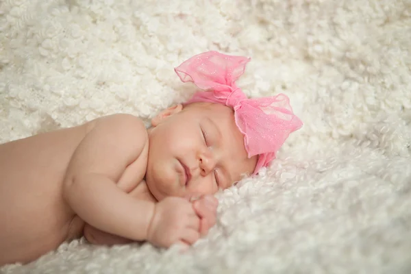 Retrato de niña recién nacida durmiendo lindo — Foto de Stock