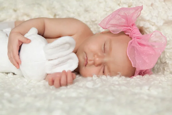 Retrato de niña recién nacida durmiendo lindo — Foto de Stock