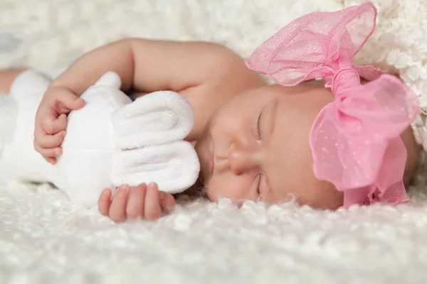 Портрет милой спящей новорожденной девочки — стоковое фото