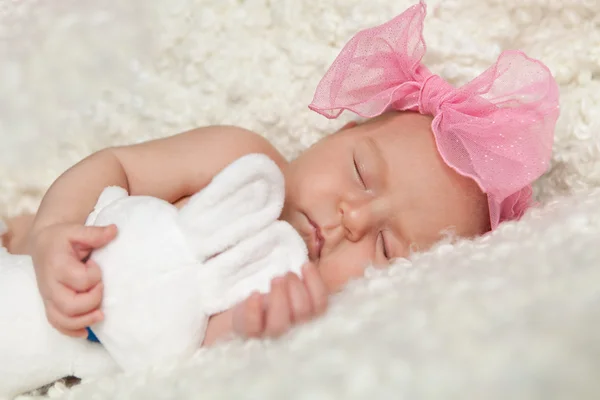 Retrato de niña recién nacida durmiendo lindo — Foto de Stock