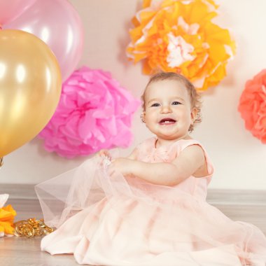  Şirin Bebek kız doğum günü bir yıl kutluyor.