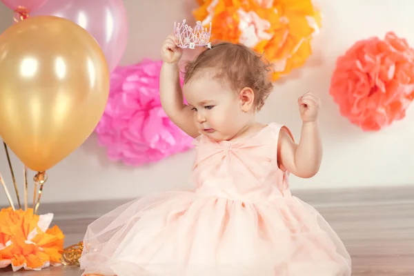 Schattige babymeisje viert verjaardag één jaar. — Stockfoto