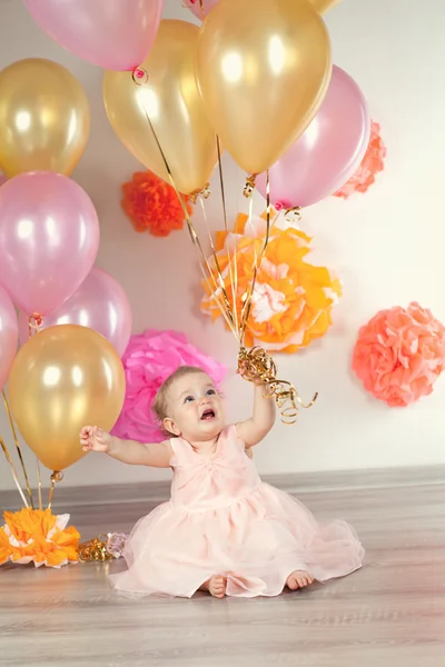 Aranyos kislány ünnepli születésnapját egy év. — Stock Fotó