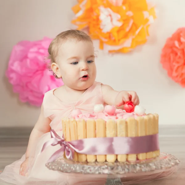 Bonito bebê menina celebra aniversário um ano . — Fotografia de Stock