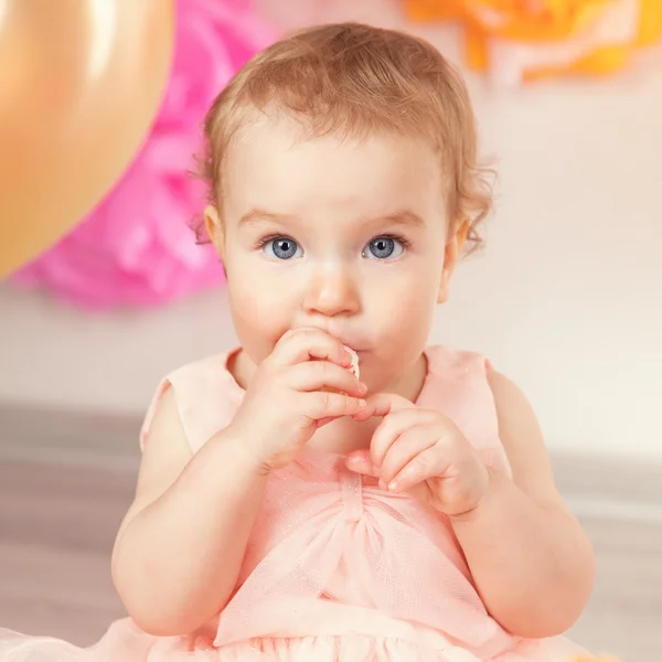 Linda niña celebra cumpleaños un año . — Foto de Stock