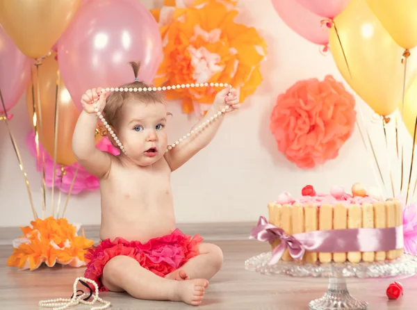 Şirin Bebek kız doğum günü bir yıl kutluyor. — Stok fotoğraf