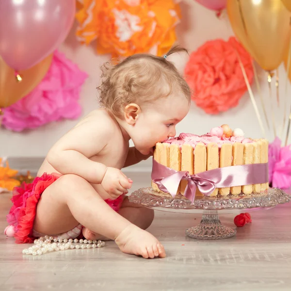 Bonito bebê menina celebra aniversário um ano . — Fotografia de Stock