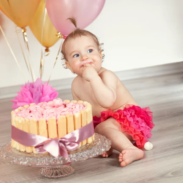 Söt baby flicka firar födelsedag ett år. — Stockfoto