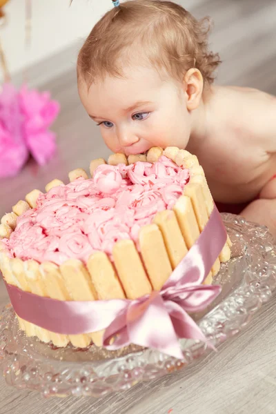 Niedliche Baby-Mädchen feiert Geburtstag ein Jahr. — Stockfoto