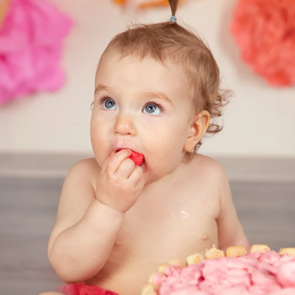 Linda niña celebra cumpleaños un año . — Foto de Stock