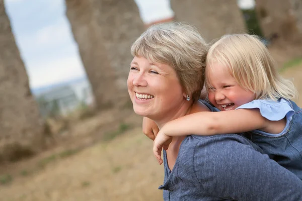 Portret van een gelukkige moeder en dochter — Stockfoto