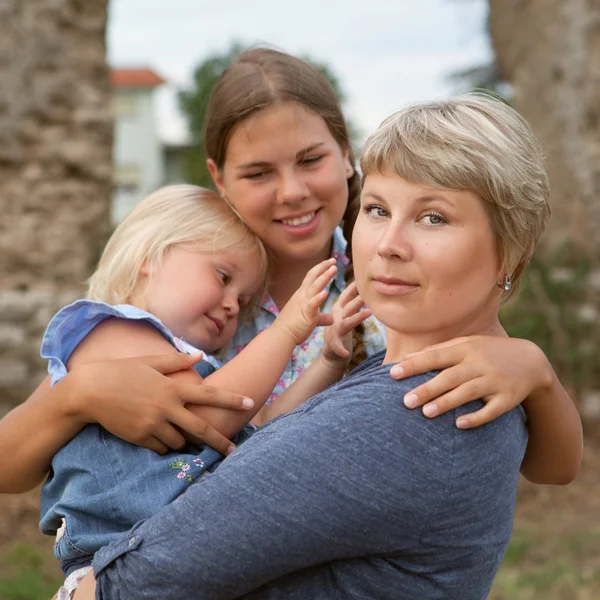 Portret van gelukkige moeder en dochters — Stockfoto