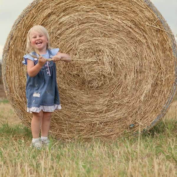 Portret van vrij gelukkig vrolijke meisje — Stockfoto