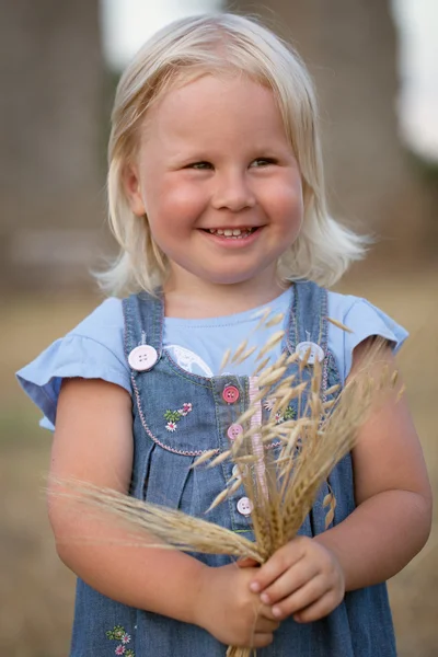 Porträt eines ziemlich glücklichen fröhlichen kleinen Mädchens o — Stockfoto