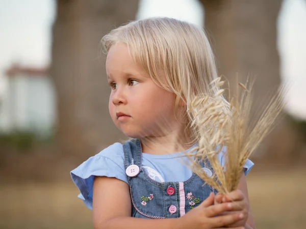 Porträt eines ernsten fröhlichen kleinen Mädchens — Stockfoto