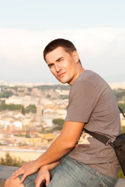 Şehrin arka plan üzerinde ciddi düşünceli adam portresi