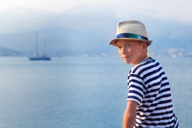 Denizde seyir şapka ve gemi