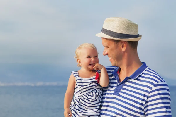 Счастливый молодой отец с маленькой дочерью на открытом воздухе — стоковое фото