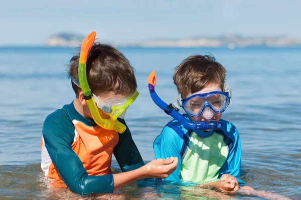 Portrait of happy cute boys wearing snorkeling mask — Stock Photo, Image