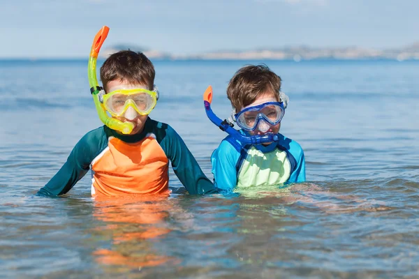 Şnorkel maskesi giyen mutlu yakışıklı çocuk portresi — Stok fotoğraf