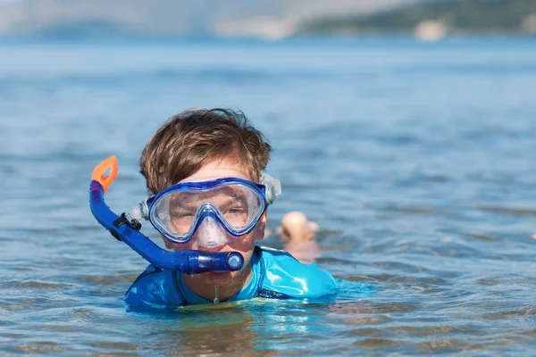 Portrait of happy cute boy wearing snorkeling mask — Stock Photo, Image