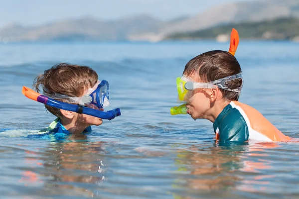Портрет счастливых милых мальчиков в маске для подводного плавания — стоковое фото