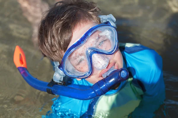 Ritratto di ragazzo carino felice con maschera da snorkeling — Foto Stock