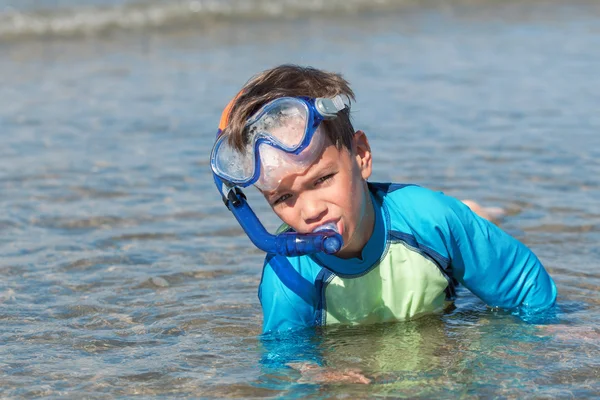 Retrato de feliz bonito menino vestindo snorkeling máscara — Fotografia de Stock