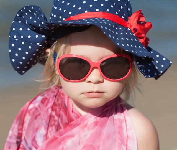 Retrato de menina feliz em chapéu e óculos de sol — Fotografia de Stock