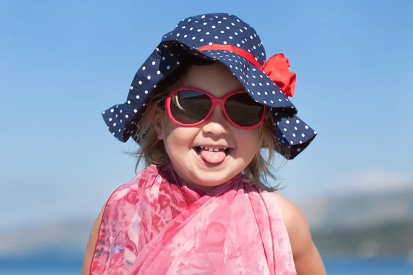 Retrato de menina feliz em chapéu e óculos de sol — Fotografia de Stock