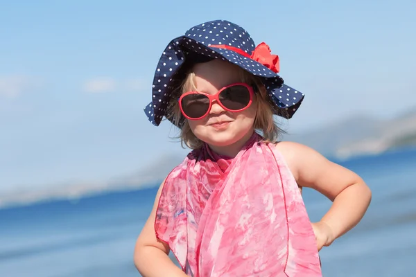 Şapka ve güneş gözlüğü mutlu bebek kız portresi — Stok fotoğraf