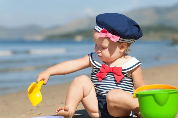 Kum ile kumsalda oynarken mayo mutlu sevimli kız — Stok fotoğraf